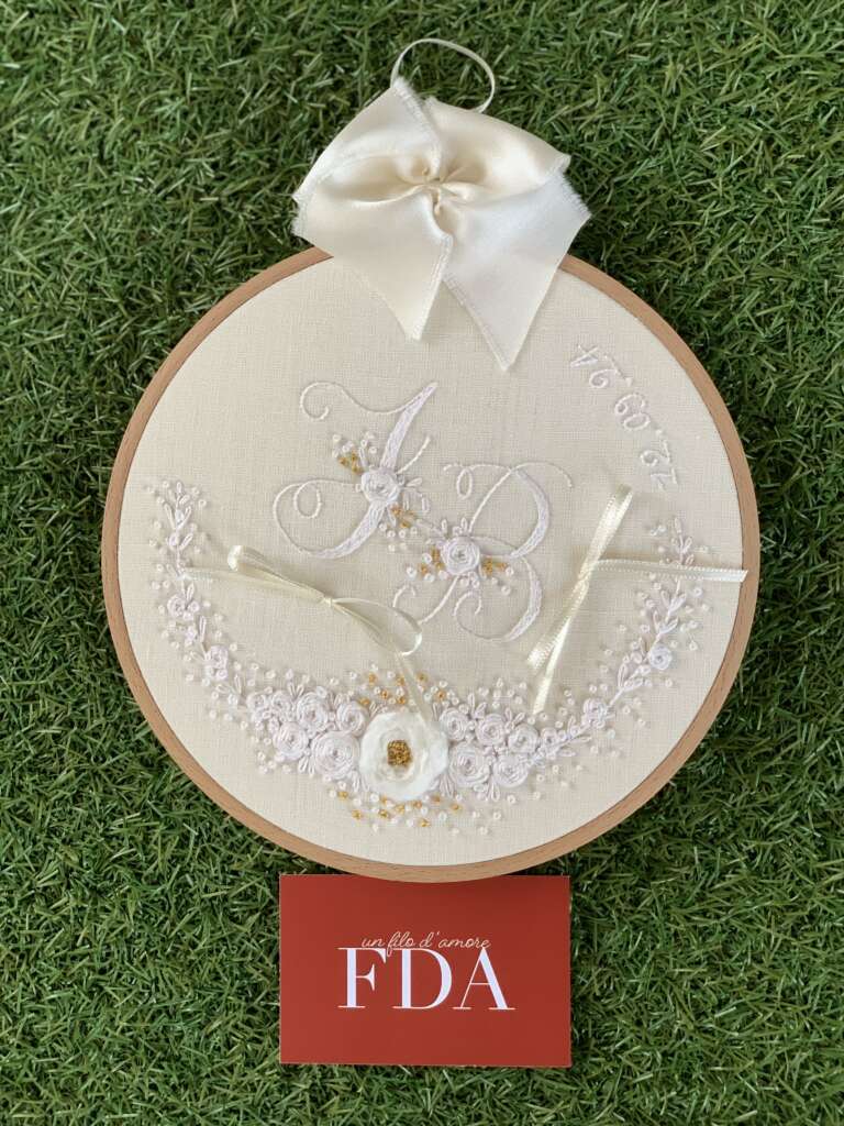 Porta Fedi Ricamato a Mano con seta e filo in oro 18 kt e perline in Oro 24k