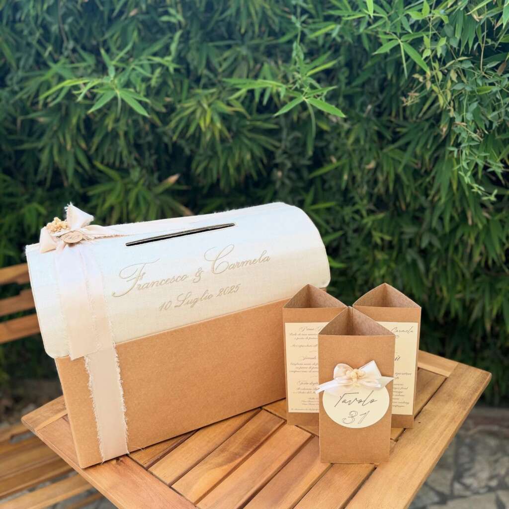 Baule/scatola per buste matrimonio personalizzata con ricamo su misura e tessuti coordinati. Menu segnatavolo coordinati.