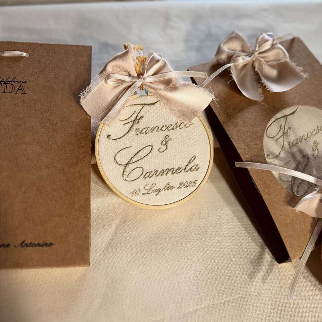 Partecipazioni originali personalizzate con ricamo su lino e telaio in bambu