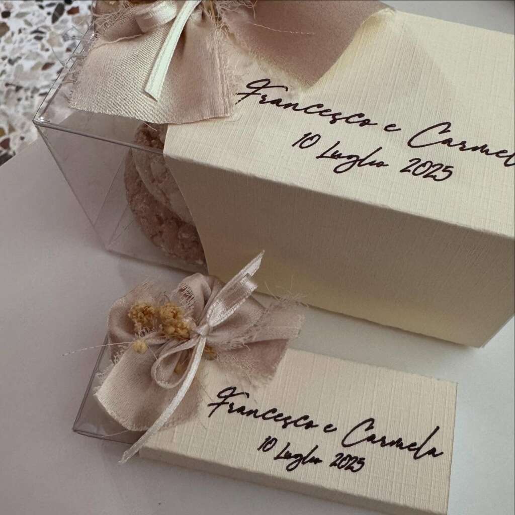 Scatoline porta dolcetti e porta confetti personalizzate con nome sposi, data, fiocchetti coordinati e fiori secchi naturali