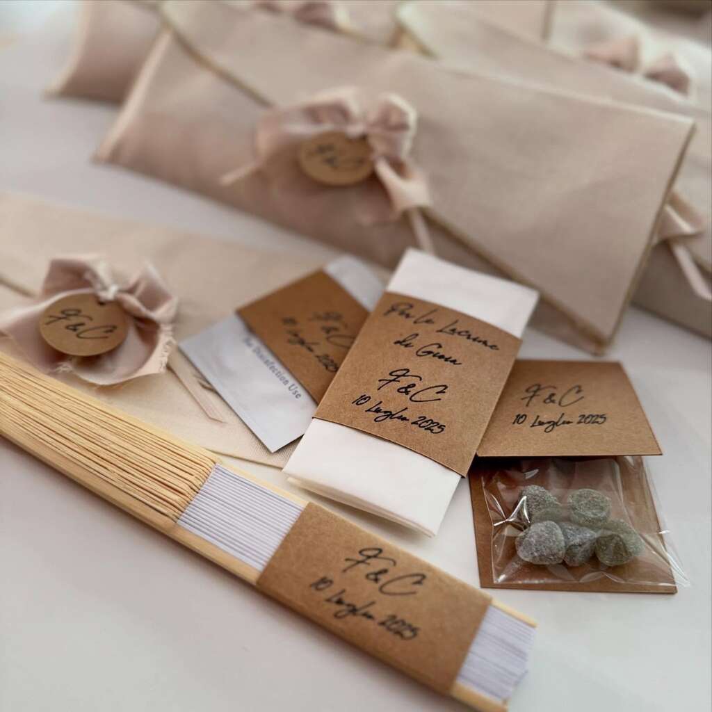 Pochette chiesa matrimonio personalizzata in tessuto di lino, con accessori personalizzati: ventaglio, salviettina umidificata, caramelline e fazzoletto lacrime di gioia