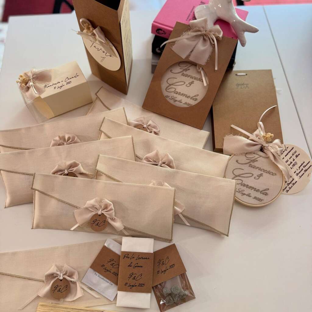 Set matrimonio personalizzato: partecipazioni, pochette chiesa, segnaposto tavoli con menu, scatolina per dolci segnaposto
